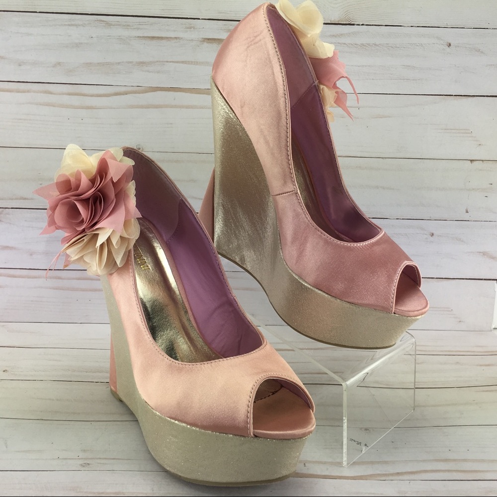 Bertinni Flowerly Wedge Heels Size 9
